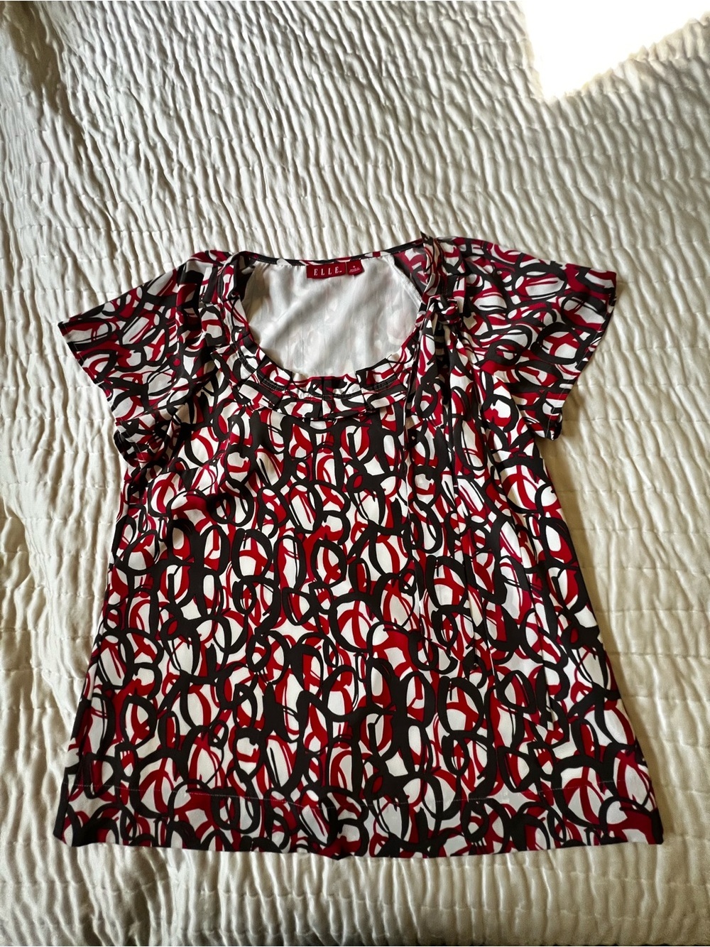 ELLE ABSTRACT RED/GRAY/WHITE  PLEATED NECKLINE W/TIE TOP. SIZE SMALL.
